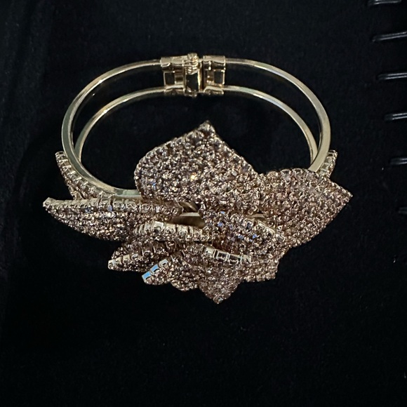 Rose gold flower bracelet with crystals - Picture 4 of 4